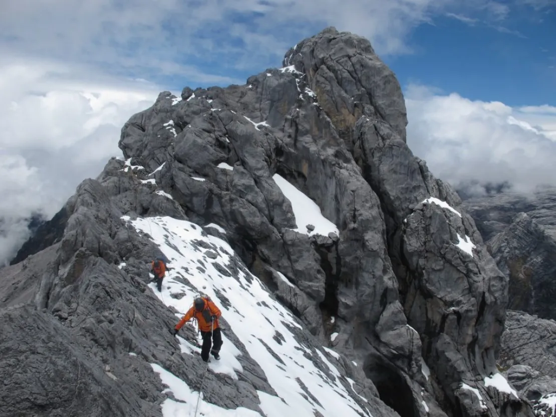 Berikut Ini 5 Gunung Indonesia Dengan Jalur Pendakian Ekstrem! Ingin Coba?