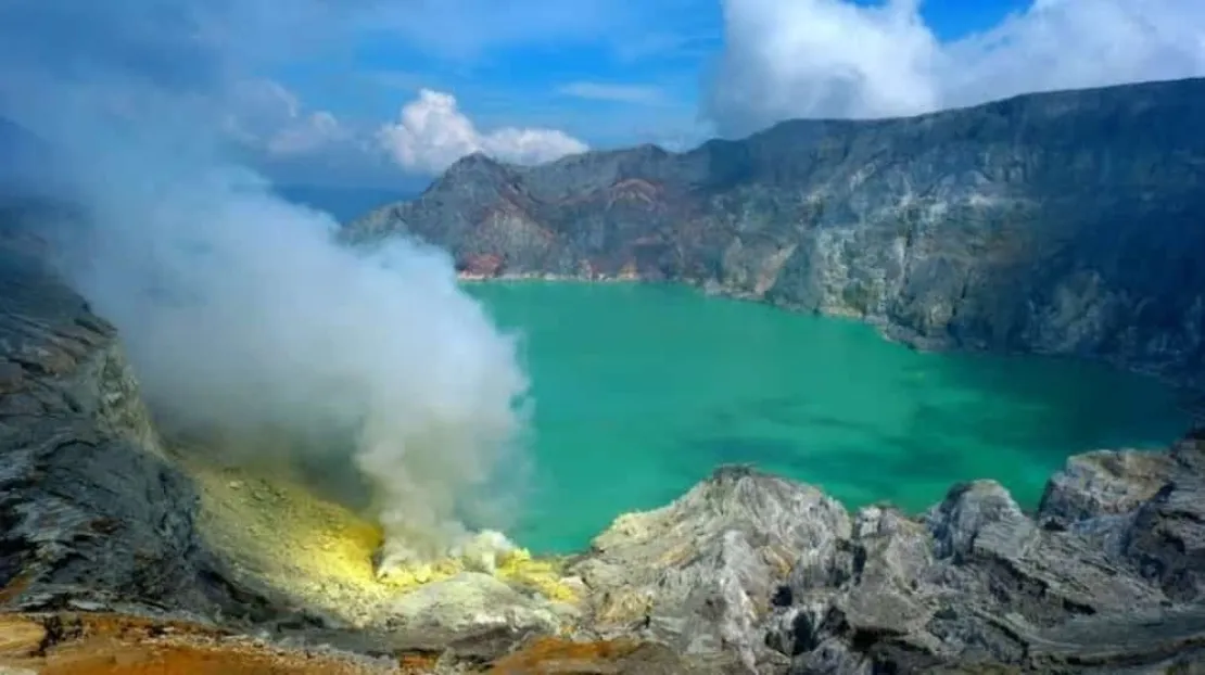 5 Kawah Paling Indah di Indonesia Wajib untuk Dikunjungi