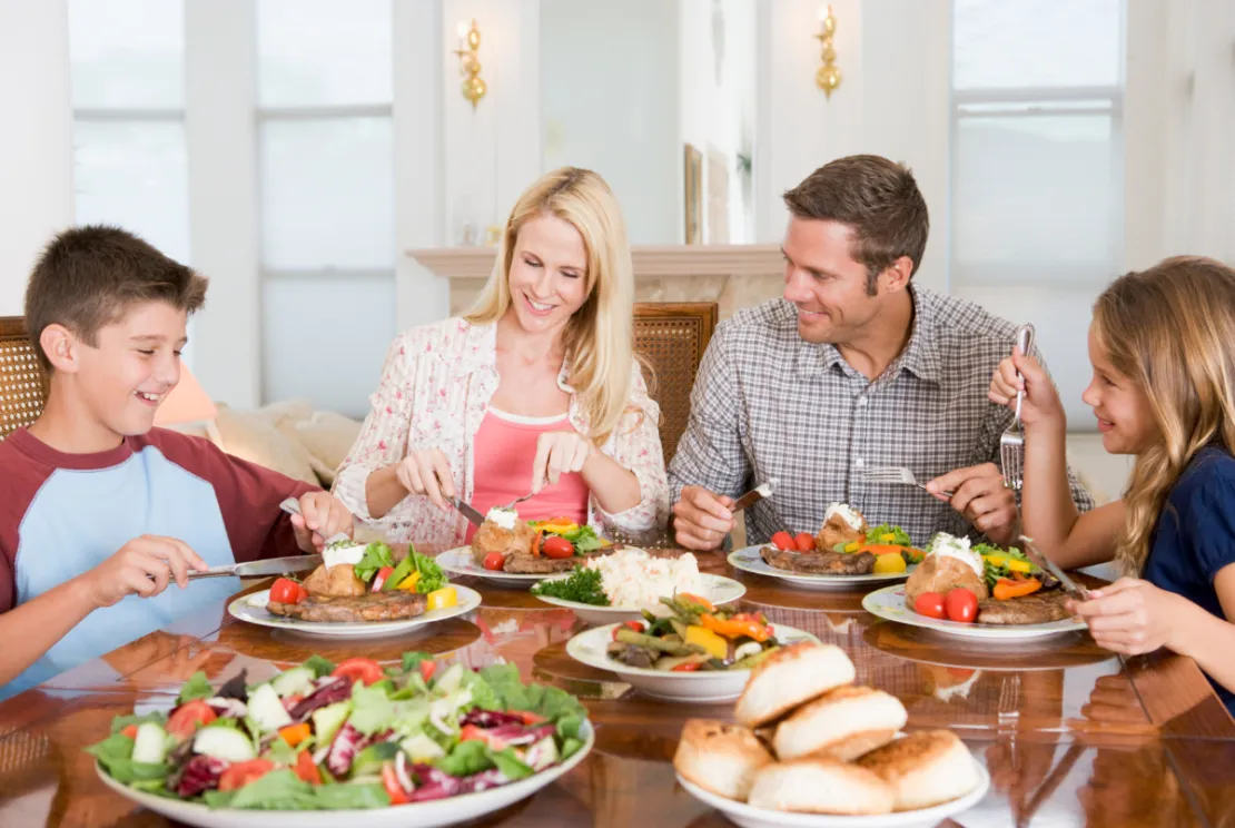 Parents! Ketahui Sejumlah Manfaat Makan Bersama Keluarga Bagi Si Kecil!
