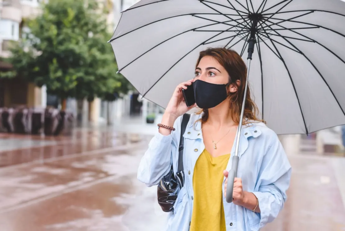Ahli: Rekomendasi Agar Masker Efektif Cegah Virus di Musim Hujan