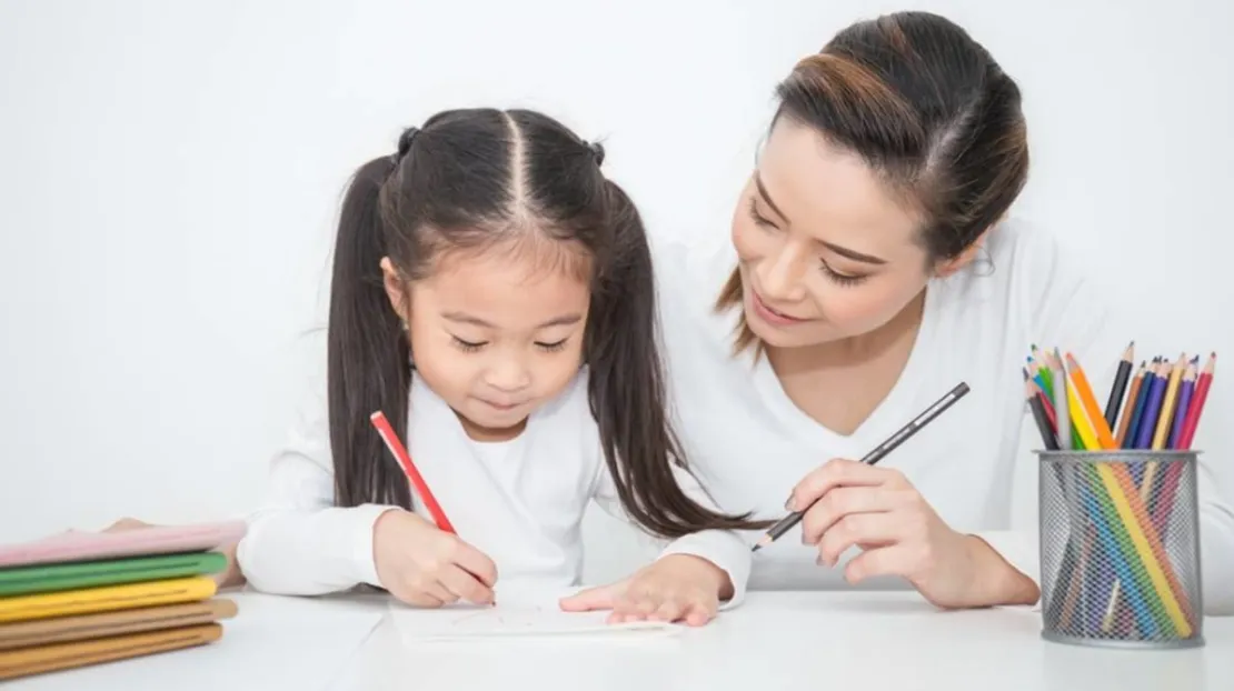 Ajari Anak Belajar Menulis Huruf? Moms, Coba 5 Cara Menyenangkan Ini Ya!