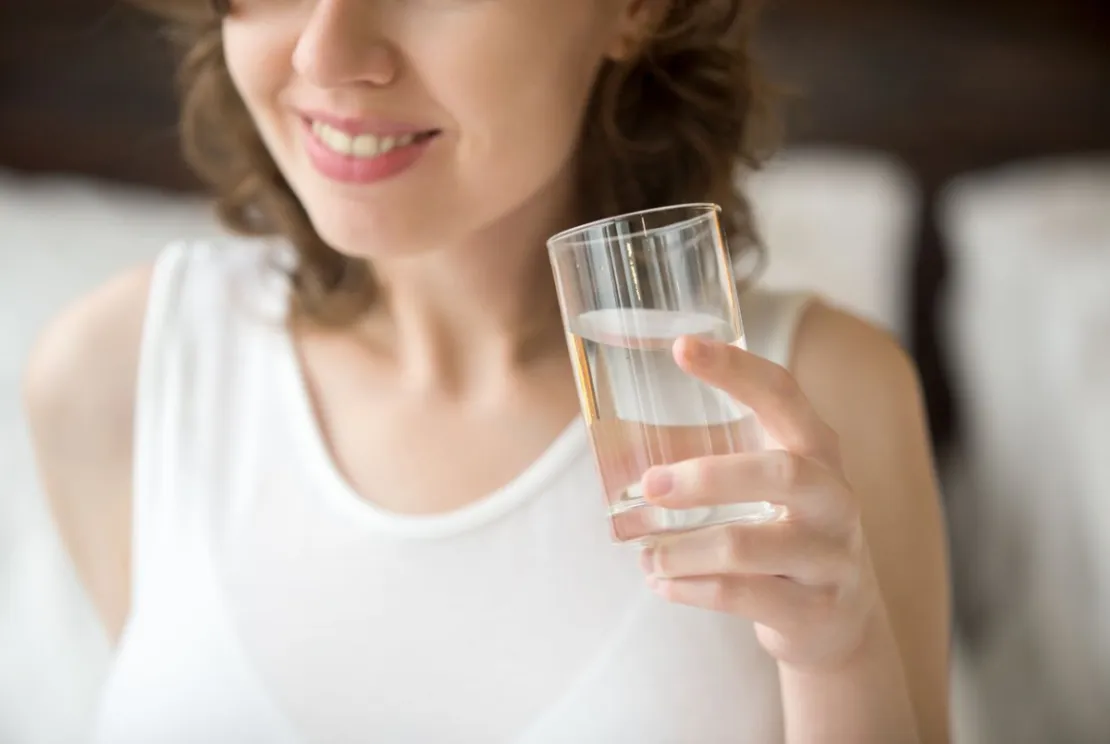 Minum Air Putih Saat Bangun Tidur Punya Banyak Manfaat, Apa Saja?