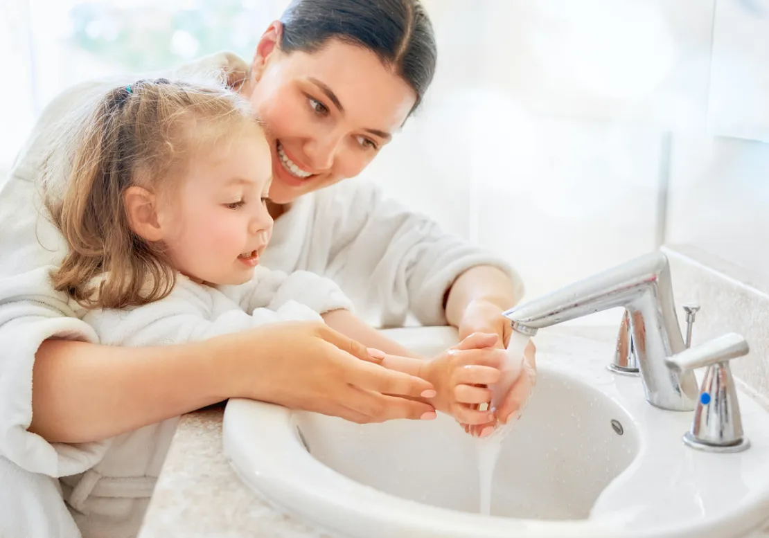 5 Kebiasaan Menjaga Kebersihan Diri yang Perlu Diajari pada Si Kecil