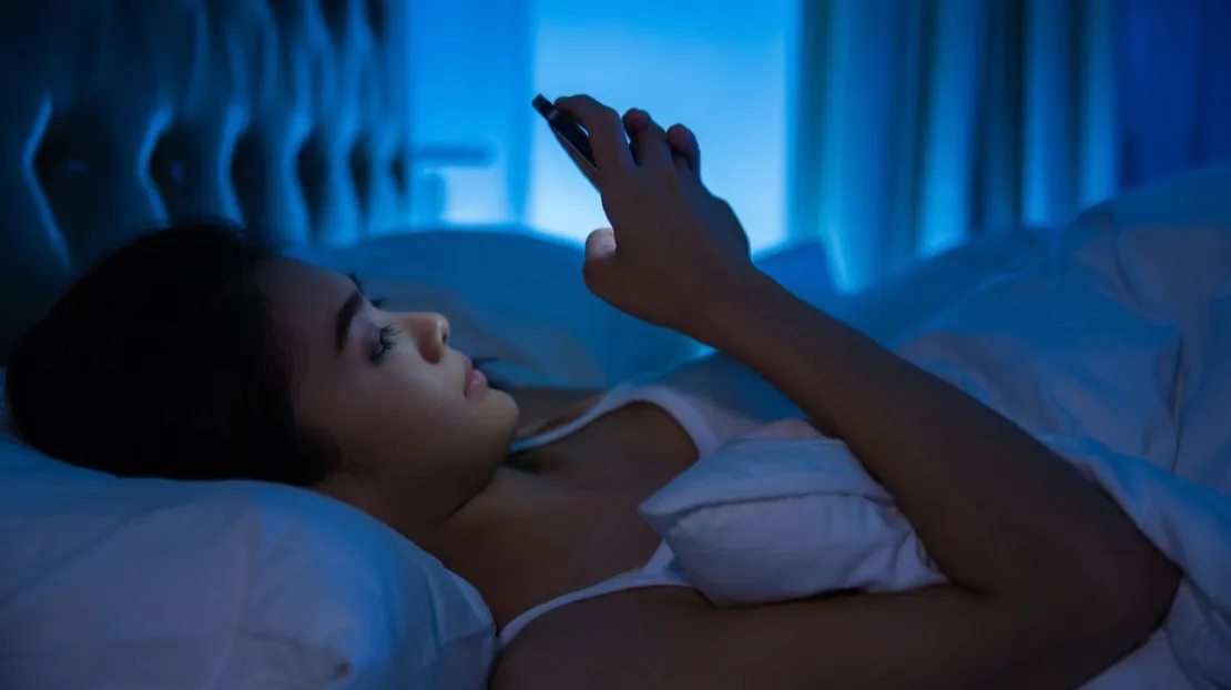 Sering Main Ponsel Sebelum Tidur? Waspadai, Ini Bahaya yang Mengintai!