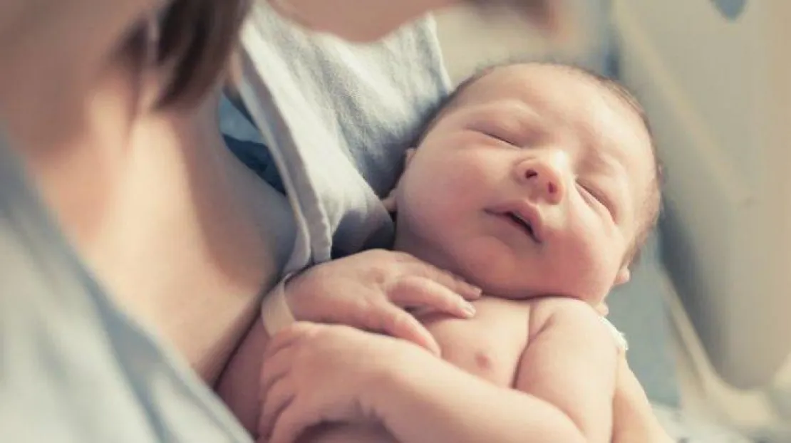 Benarkah Bayi Yang Sering Digendong Bisa ‘Bau Tangan’?