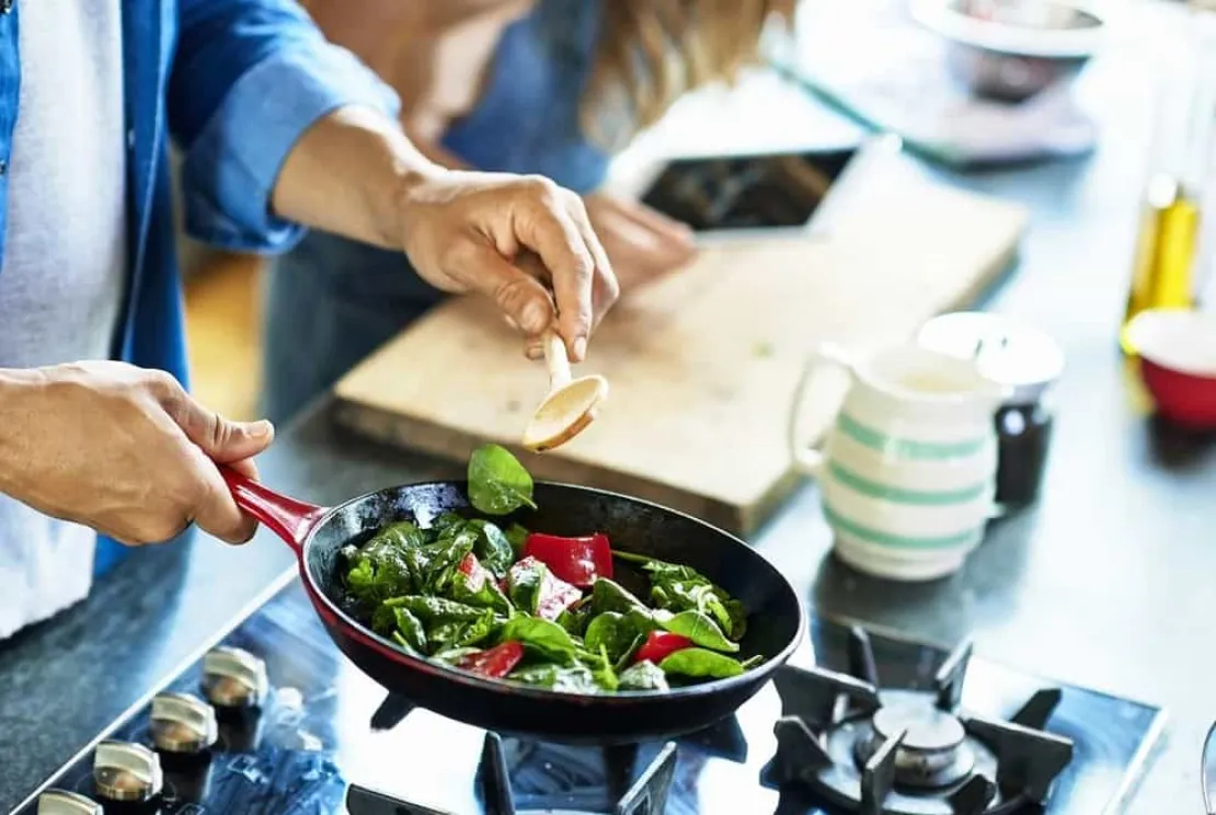 Bosan Saat Di Rumah Aja? Yuk, Belajar Masak dari 5 Channel Youtube Ini