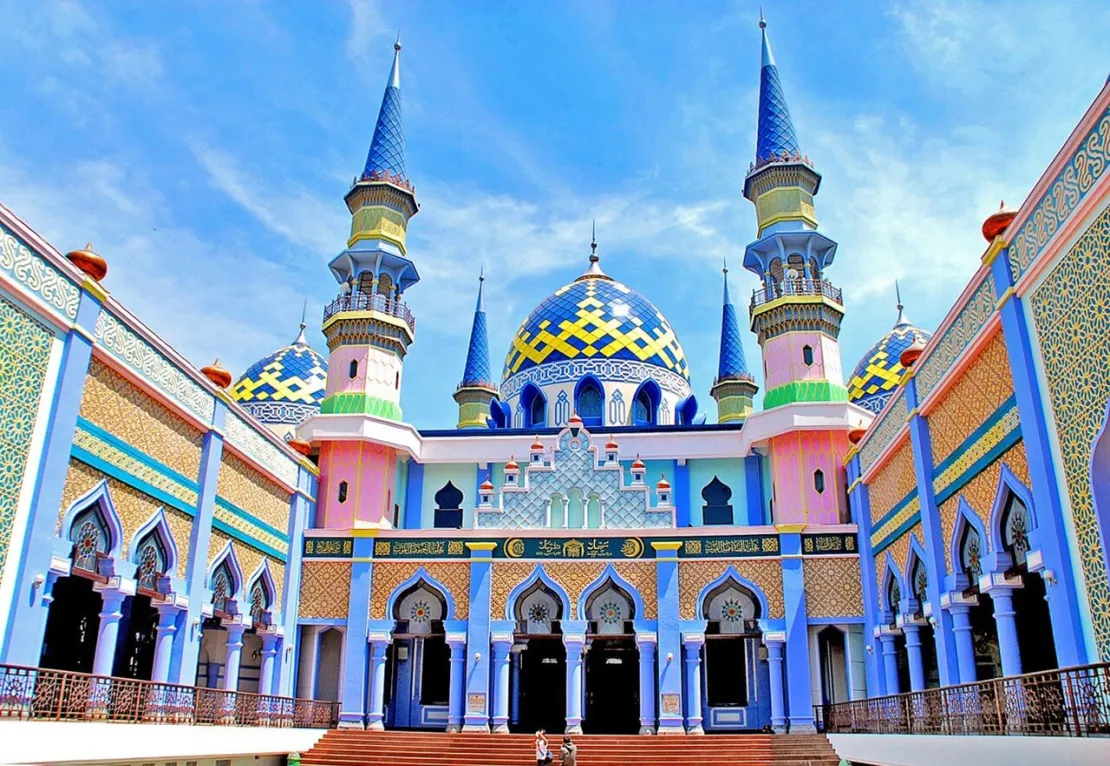 Ini 5 Masjid Terindah di Indonesia! Ada yang Mirip Taj Mahal, lho