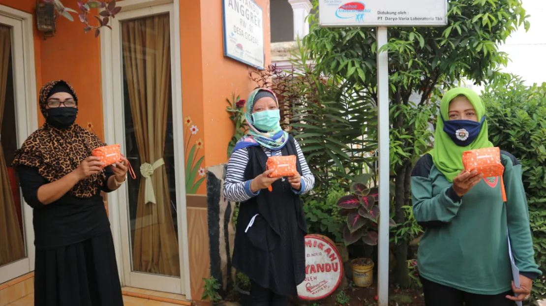 Enervon Berbagi Care Kits Untuk Kader Posyandu di Gunung Putri