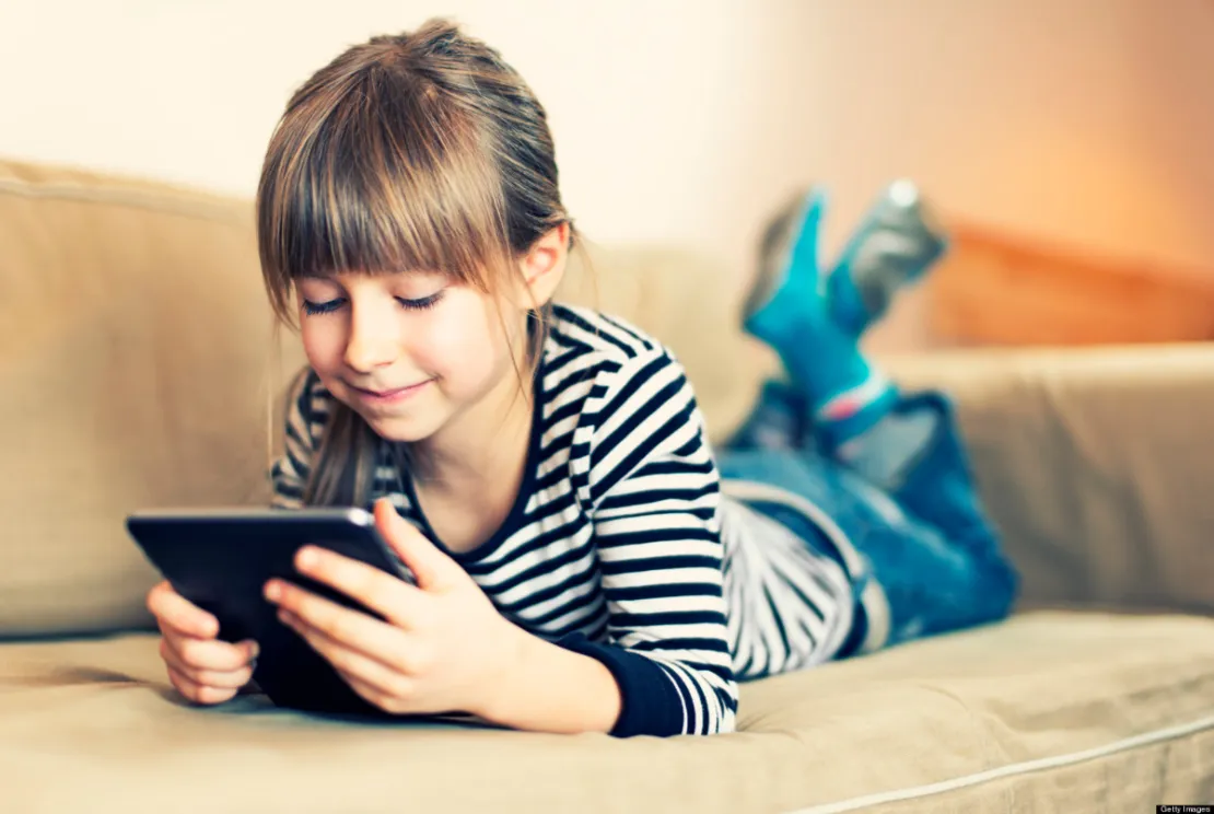 Anak Main Gadget Secara Berlebihan? Ketahui Dampak Bagi Tumbuh Kembangnya!