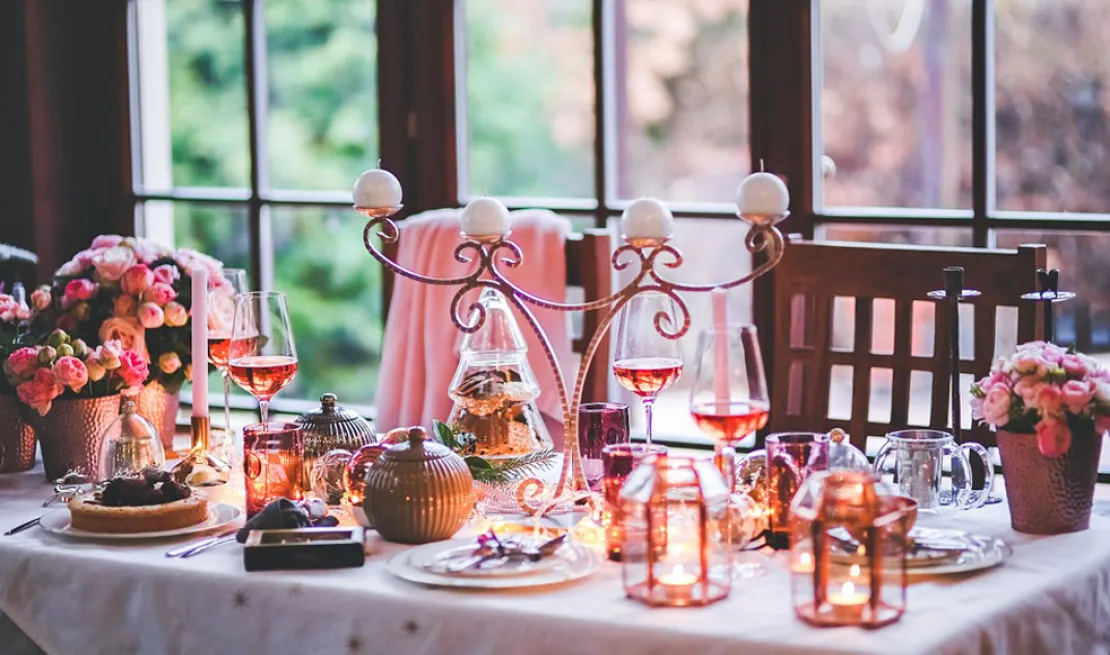 6 Tips Cerdas Dekorasi Meja Rumah Agar Serasa Makan di Restoran!