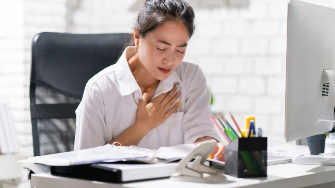 Patut Diwaspadai! 7 Bahaya Terlalu Lama Duduk Saat Bekerja