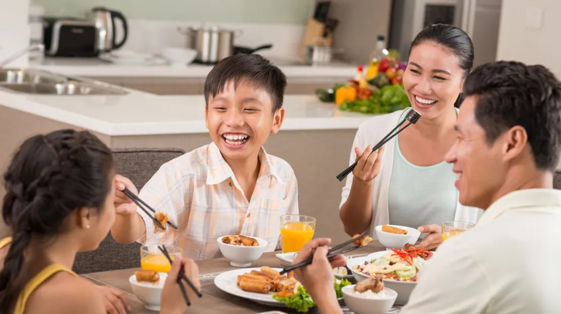 Moms, Ajarkan 5 Tata Krama Saat Makan Ini Pada Anak Yuk!