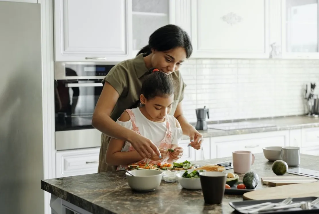 Masak Bareng Anak di Akhir Pekan Punya Banyak Manfaat Lho, Apa Saja?