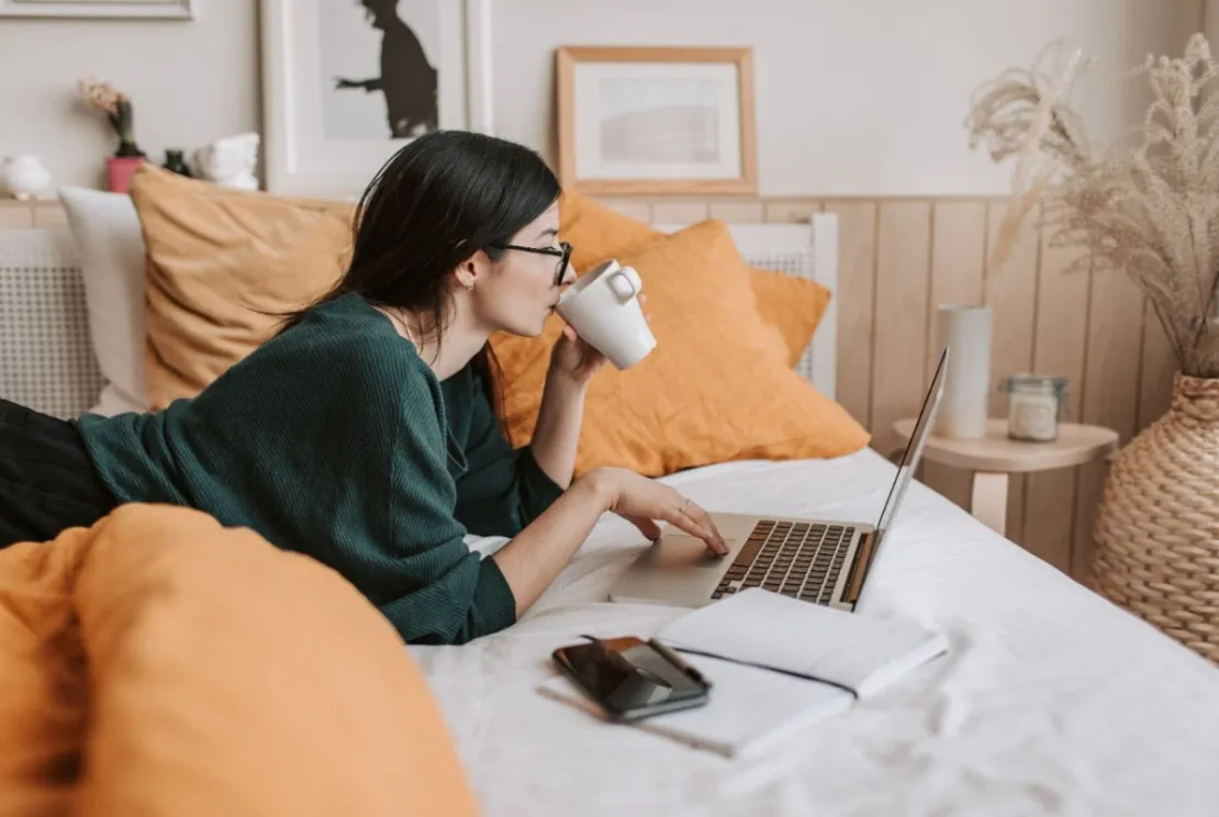 Suka Bekerja di Atas Kasur Selama WFH? Ini 5 Bahaya yang Mengintai!