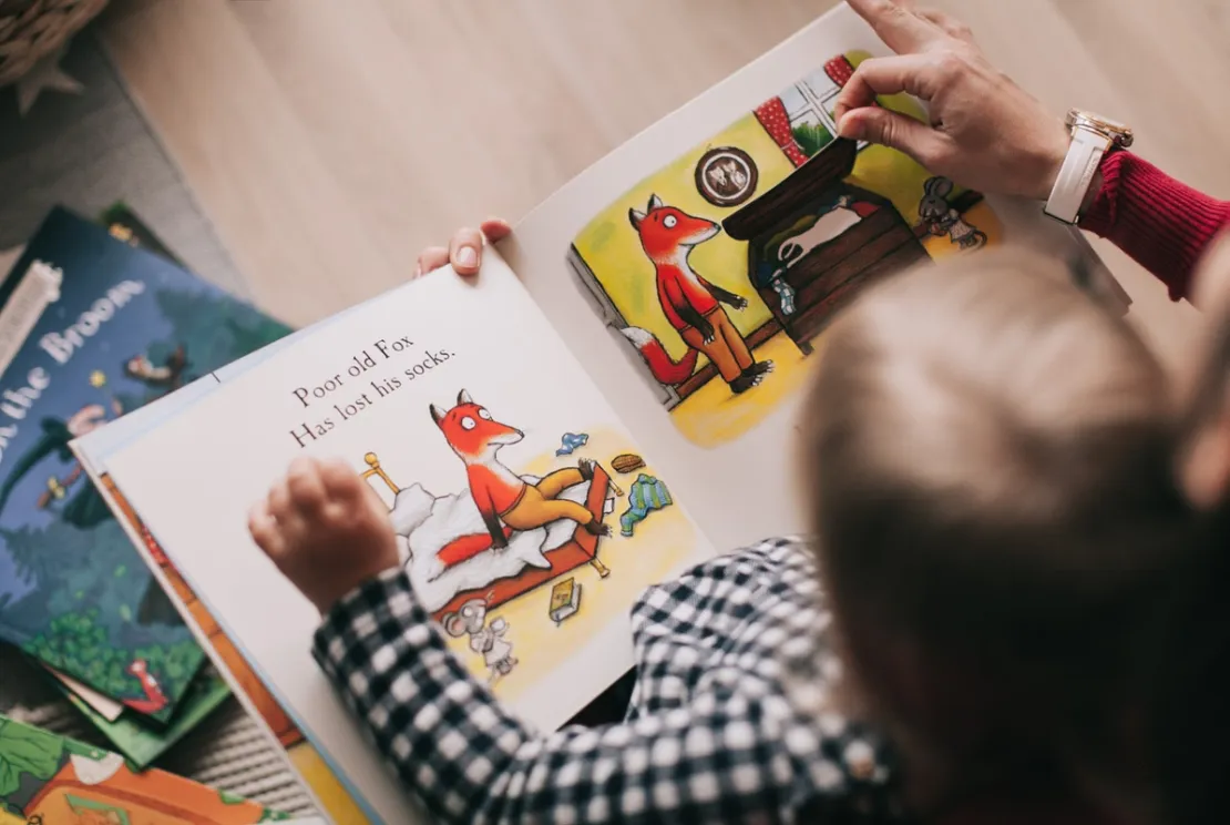 6 Manfaat Membacakan Cerita Bergambar untuk Si Kecil