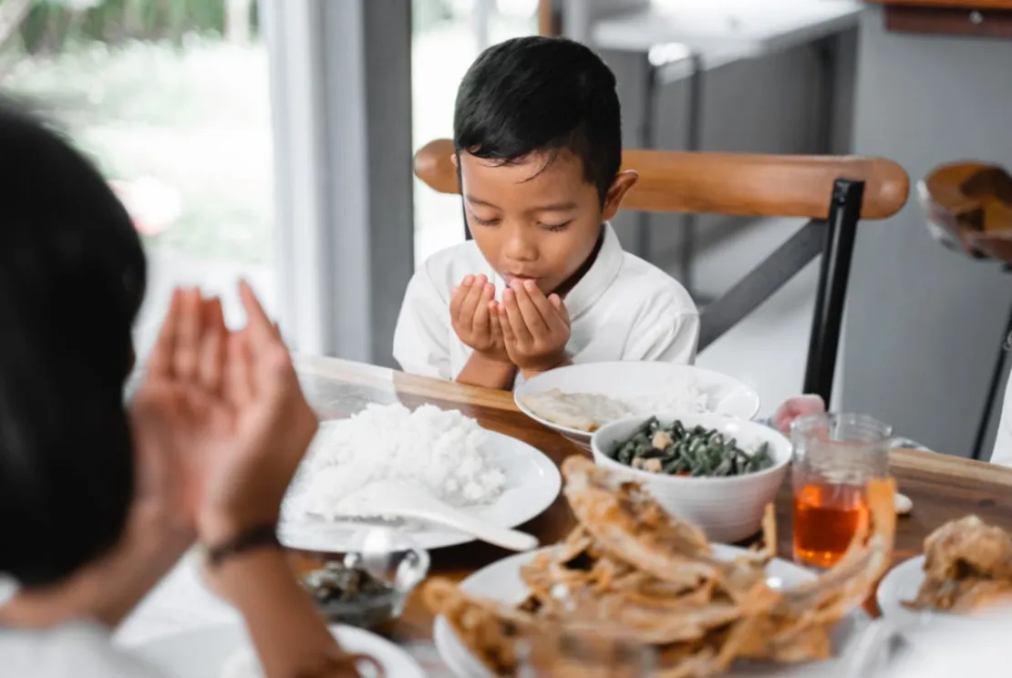 6 Tips Memenuhi Kebutuhan Nutrisi Anak Selama Puasa