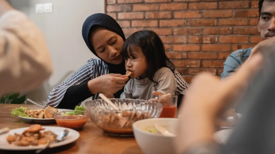 6 Trik Membangunkan Anak Sahur Agar Tak Ngambek!
