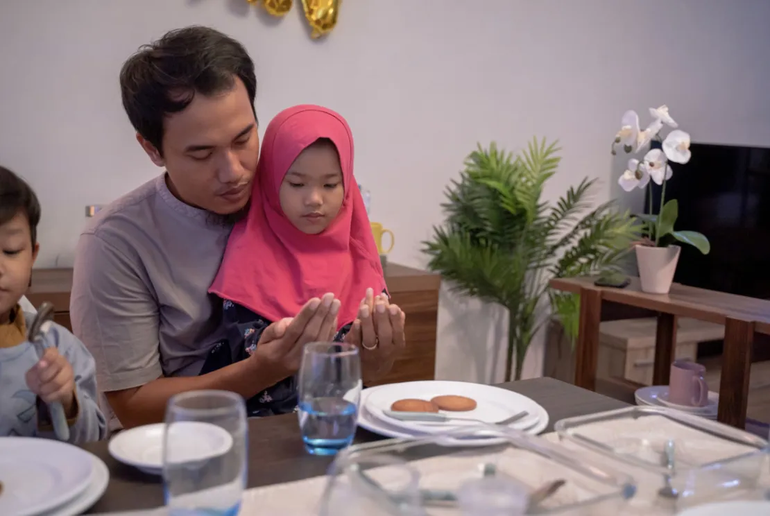 Ini 4 Manfaat Mengajarkan Anak Puasa Setengah Hari