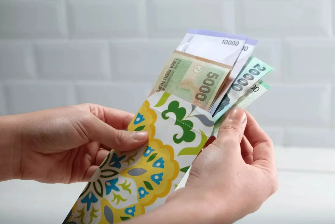 Si Kecil Terima Uang Lebaran, Ini 5 Tips untuk Membantu Mengelolanya