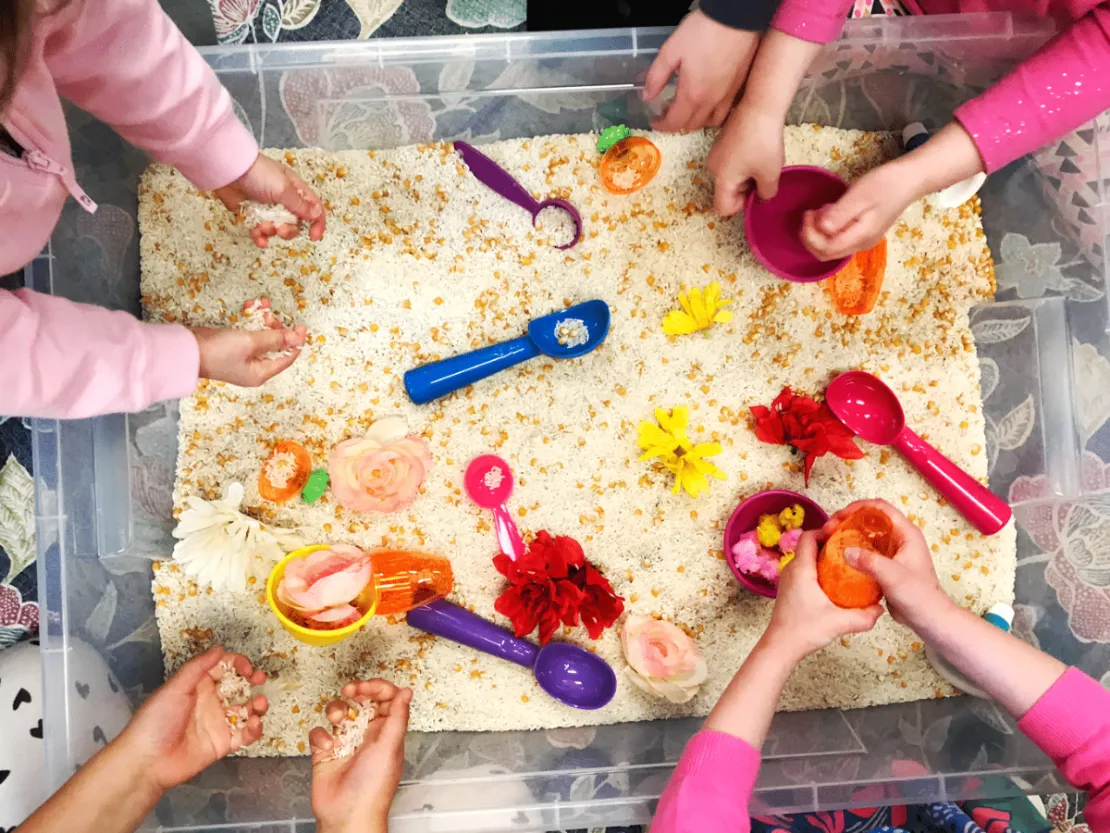 3 Inspirasi Sensory Play, Berantakan Tapi Menyenangkan!