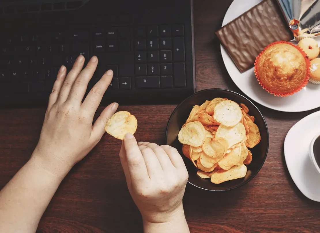 6 Kebiasaan Buruk Saat Makan yang Harus Dihindari