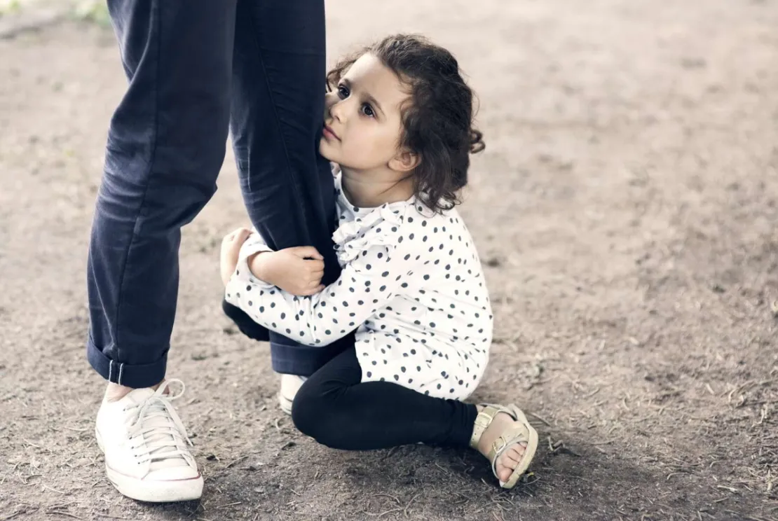 5 Tips Mengatasi Si Kecil yang Clingy Agar Lebih Mandiri
