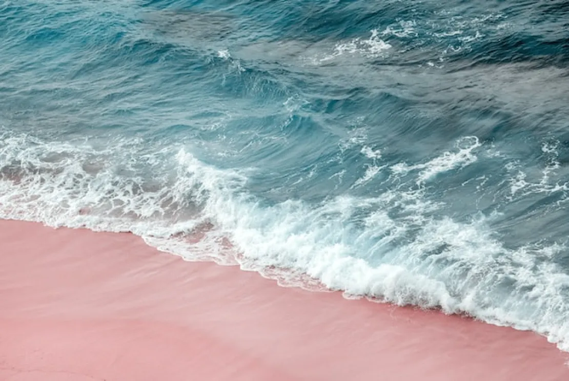 5 Pantai Pink Terindah di Indonesia Ini Harus Kamu Kunjungi
