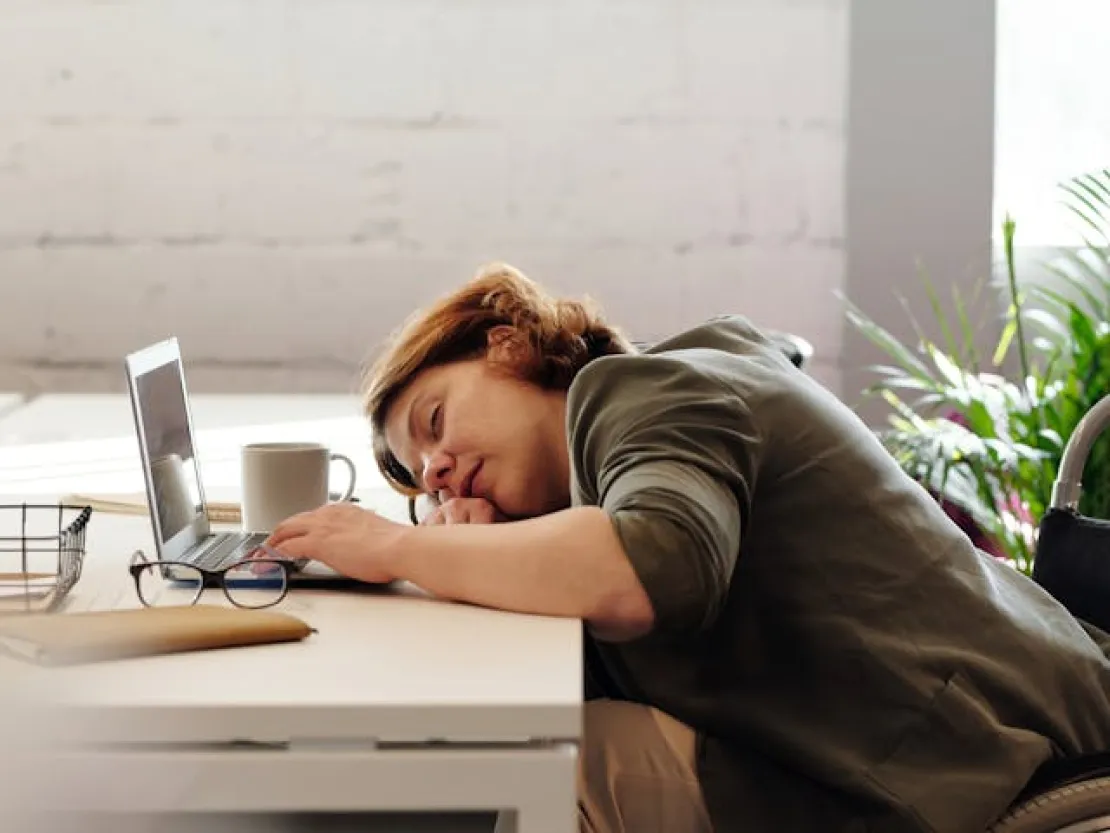 Ampuh! Ikuti 7 Cara Hilangkan Ngantuk saat Kerja di Kantor
