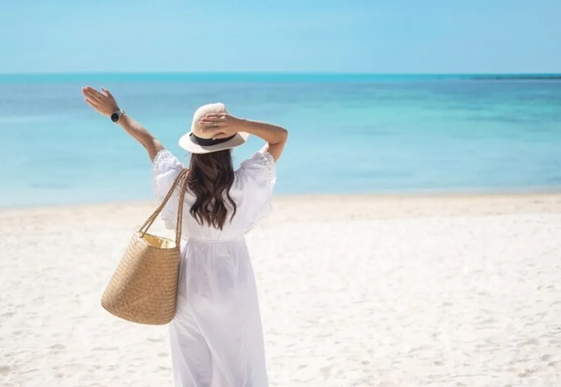 8 Manfaat Liburan ke Pantai yang Bakal Bikin Kamu Kaget!