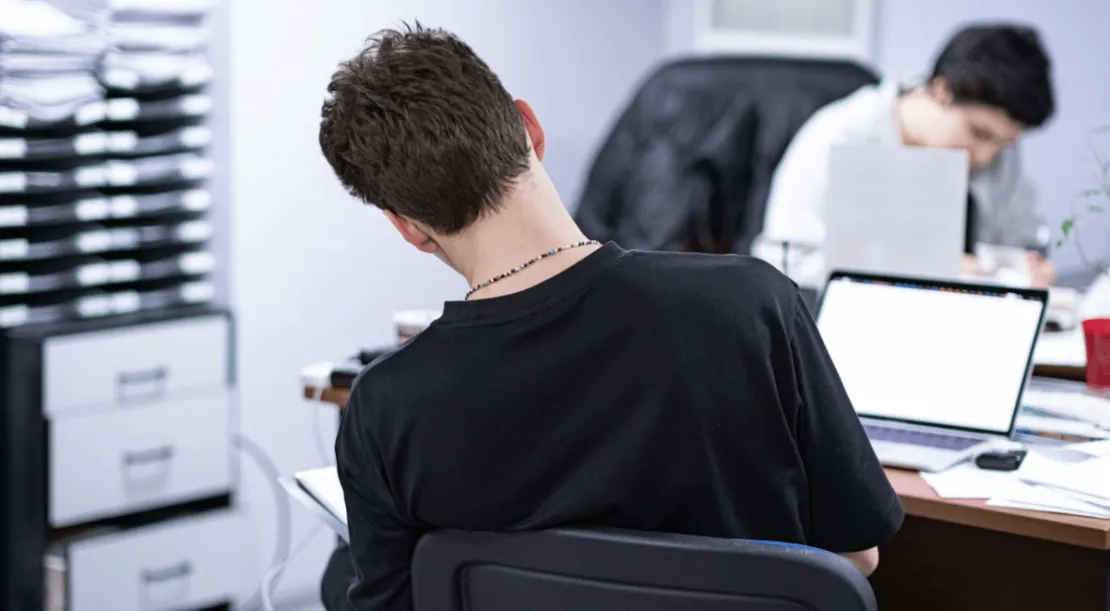 Lelah Setelah Duduk Seharian Saat Kerja — Saat Tubuh Terlalu Lama dalam Kondisi Pasif