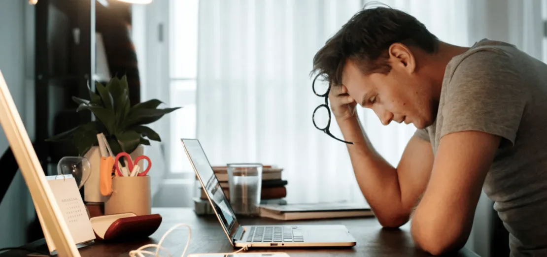 Terlalu Lama Menatap Layar — Saat Tubuh Mulai Terasa Berbeda Saat Bekerja