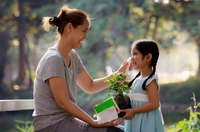 5 Cara Mengajarkan Anak Berterima Kasih