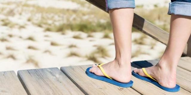 4 Cara Mengatasi Kaki Melepuh Setelah Memakai Sepatu