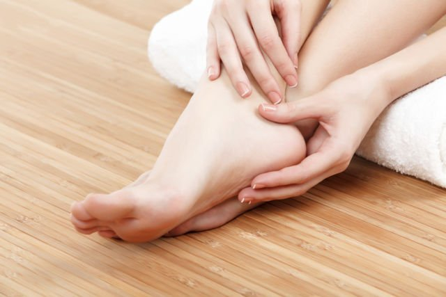 4 Cara Mengatasi Kaki Melepuh Setelah Memakai Sepatu