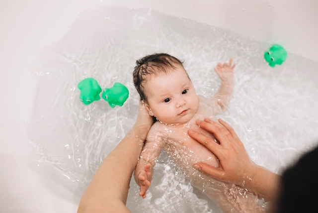 Cara Tepat Memandikan Bayi Yang Baru Lahir