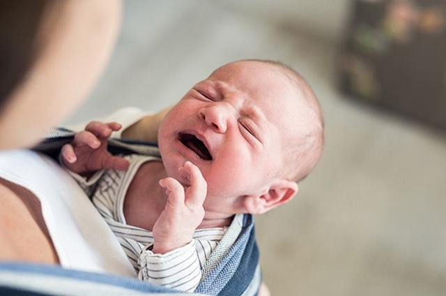Benarkah Bayi Yang Sering Digendong Bisa ‘Bau Tangan’?
