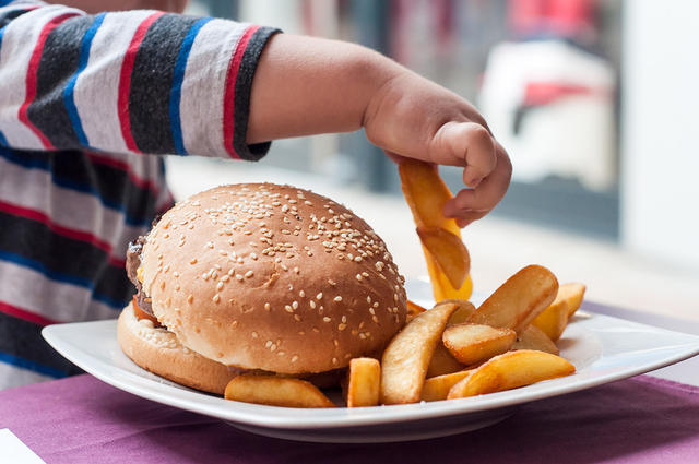 Cara Mengajari Anak Agar Tidak Hobi Makan Junk Food