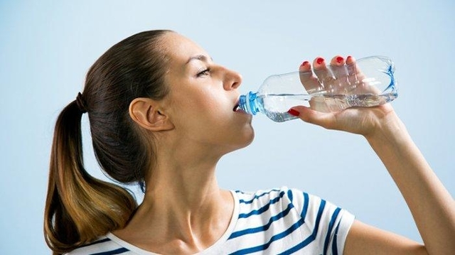 Kurang Minum Air Putih Bikin Sulit Konsentrasi Saat Bekerja
