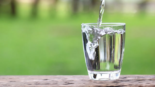 Kurang Minum Air Putih Bikin Sulit Konsentrasi Saat Bekerja