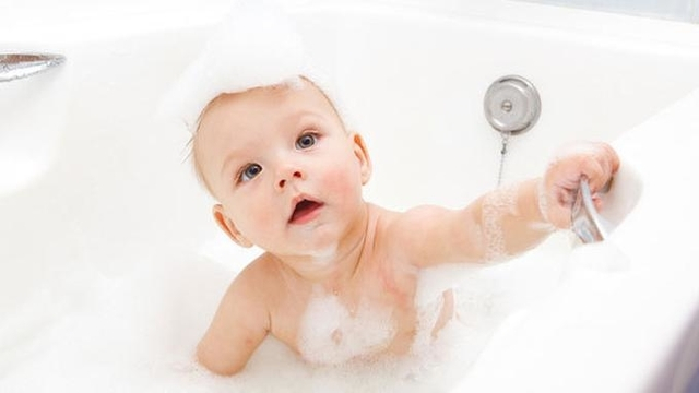 4 Alasan Kenapa Bayi Baru Lahir Sebaiknya Tidak Langsung Dimandikan