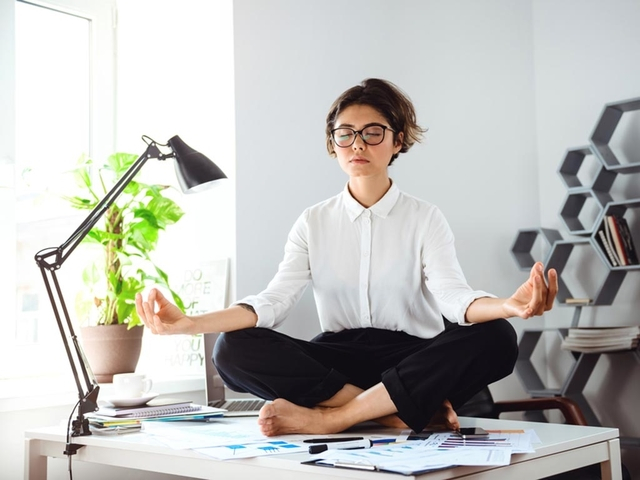 Coba Meditasi 10 Menit Untuk Menjernihkan Pikiran Saat Di Kantor!