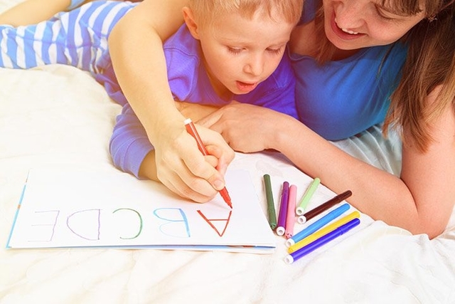 5 Langkah Mengajarkan Anak Membaca Tanpa Mengeja