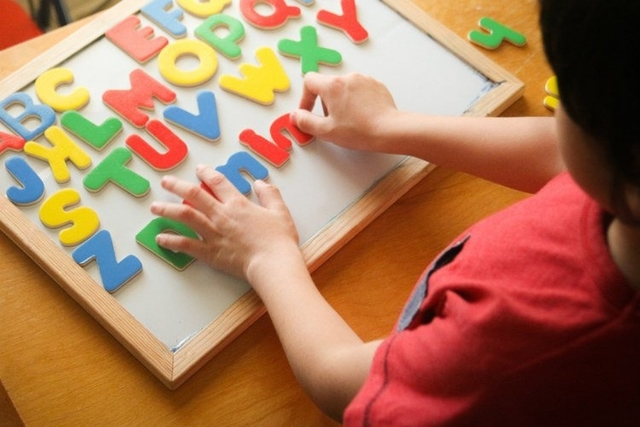 5 Langkah Mengajarkan Anak Membaca Tanpa Mengeja