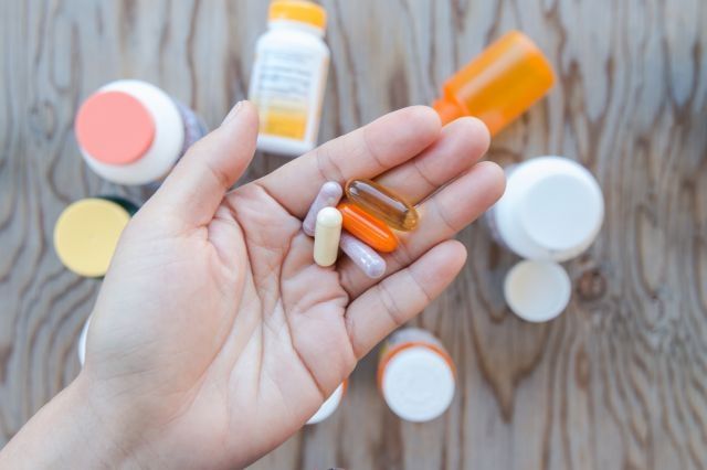 Berikut Ini Obat Dan Suplemen Yang Wajib Kamu Bawa Saat Traveling!
