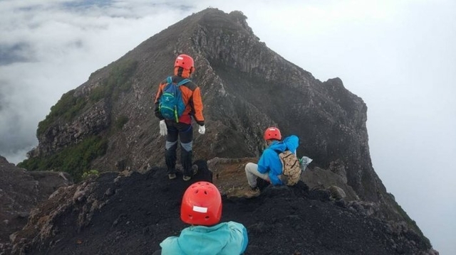 Berikut Ini 5 Gunung Indonesia Dengan Jalur Pendakian Ekstrem! Ingin Coba?