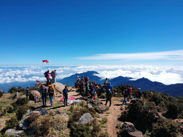 Berikut Ini 5 Gunung Indonesia Dengan Jalur Pendakian Ekstrem! Ingin Coba?