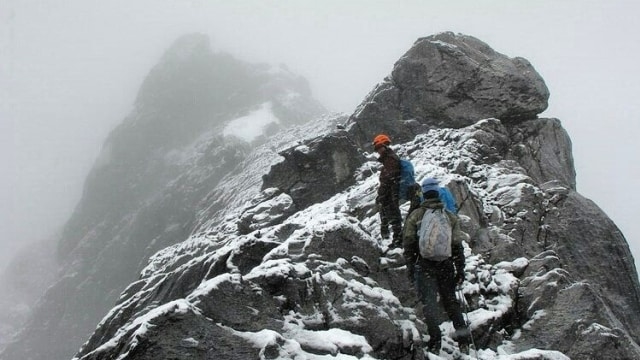 Berikut Ini 5 Gunung Indonesia Dengan Jalur Pendakian Ekstrem! Ingin Coba?