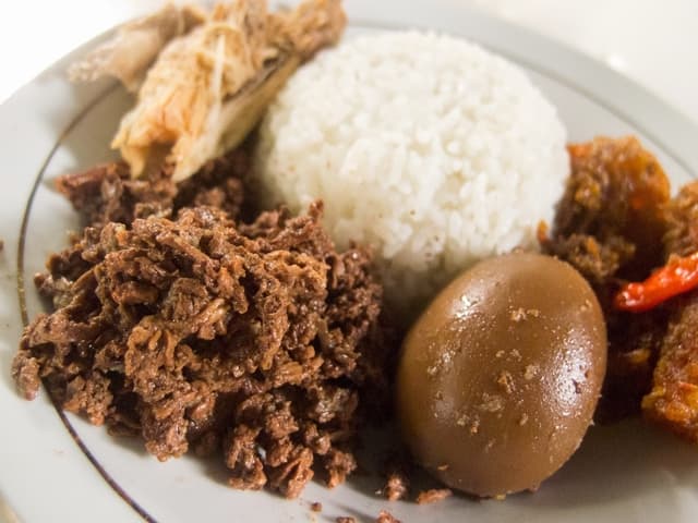 Tidak Selalu Manis, Ini 5 Jenis Gudeg Jogja yang Pedas dan Unik!