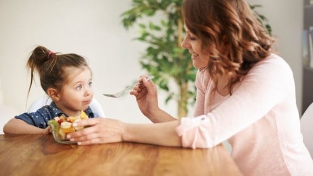Ini Dia Usia Tepat Untuk Anak Belajar Makan Sendiri