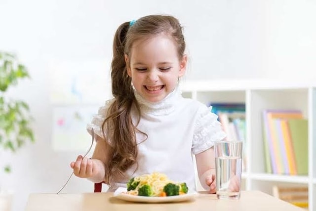Ini Dia Usia Tepat Untuk Anak Belajar Makan Sendiri